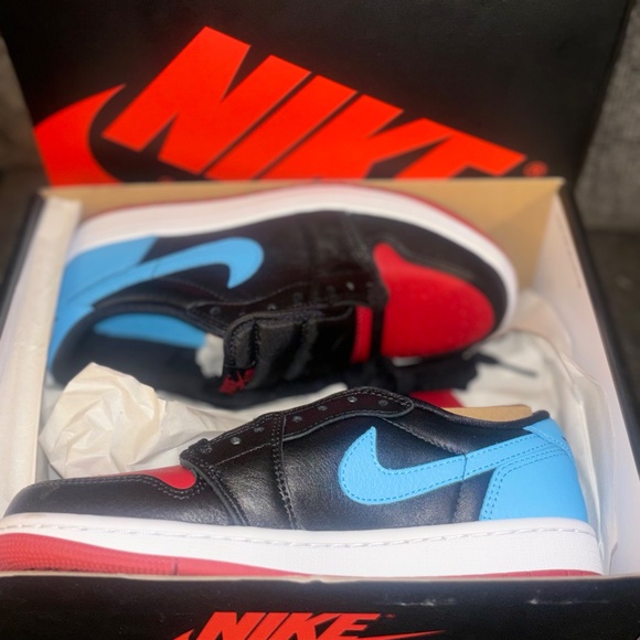 Womens AirJordan 1 Retro OG - Picture 2 of 4